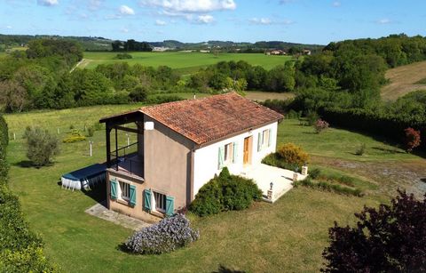 Deze charmante gezinswoning, met haar drie slaapkamers, verwelkomt u met overvloedig natuurlijk licht en een energiezuinig ontwerp. Gelegen op slechts een steenworp afstand van Aubeterre-sur-Dronne, een van de meest betoverende dorpen van Frankrijk, ...