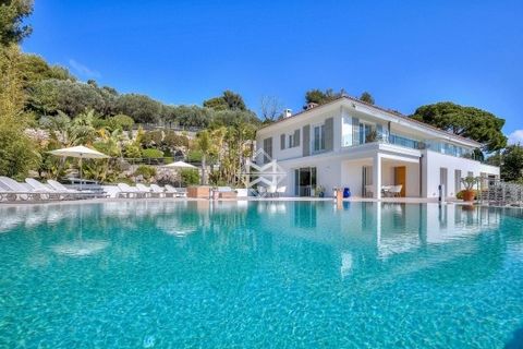 SAINT JEAN CAP FERRAT. Superb Mediterranean property of approximately 480 sqm , located in the heart of the Cap-Ferrat peninsula. Benefiting from panoramic sea views, a landscaped garden of about 7 358 sqm with 2 entrances and a swimming pool. The ho...