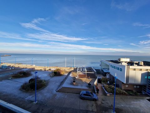 Het Agence du Centre biedt u exclusief in Saint-Valéry-en-caux 76460 een studio-achtig appartement dicht bij winkels met een adembenemend uitzicht op de zee! Met een oppervlakte van 20,40m2, gelegen op de 4e verdieping, is dit appartement uitermate g...