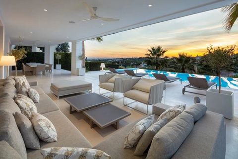 Localizada no prestigiado Golf Valley de Marbella, esta moradia contemporânea oferece um ambiente de vida excecional, combinando design moderno e luxo absoluto. Situada em 1.379 m² de terreno virado a sudoeste, a propriedade possui uma generosa área ...