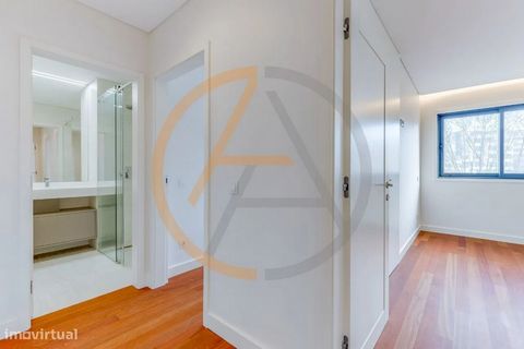 Located in the center of the city of Matosinhos, this fantastic apartment privileges a unique location, in one of the most prestigious areas of the city, next to Avenida da República, one of the main avenues of Matosinhos. T3 inserted in the Mira Par...