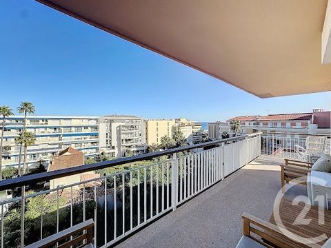 Cannes, au dernier étage d'une résidence situé dans le quartier prisé de la Pointe Croisette, à deux pas du Port MOURE ROUGE et de ses plages, un appartement de 3 pièces d'une surface de 55 m² donnant sur une terrasse de 57 m² orientée Est, Sud et Ou...