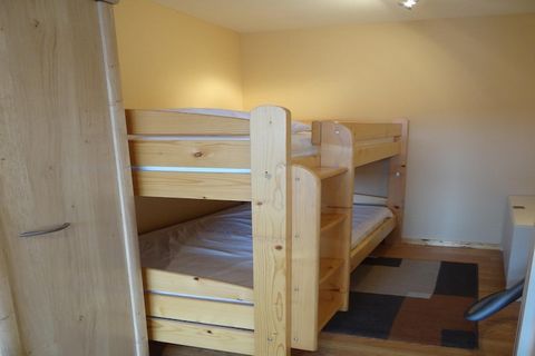 Cet appartement spacieux de deux chambres peut accueillir confortablement jusqu'à six personnes. La première chambre dispose d'un grand lit double (1,80 m), tandis que la seconde offre deux lits simples et un lit superposé, ce qui le rend idéal pour ...