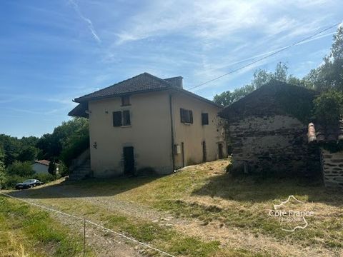 Wat een groot potentieel! Een prachtig gelegen huis in de Auvergne. Omgeven door een mooie ruime tuin met water en oude bomen en een zeer fraai uitzicht. Ernaast staat een secalous en een broodoven. De woning ligt op 5 minuten van Maurs-la-Jolie, waa...