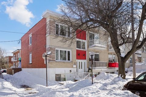 Beautiful triplex just steps from Parc de la Promenade-Bellerive in Mercier/Hochelaga-Maisonneuve, peaceful area close to all services and amenities. The triplex has always been well maintained over the years and everything has been renovated to the ...