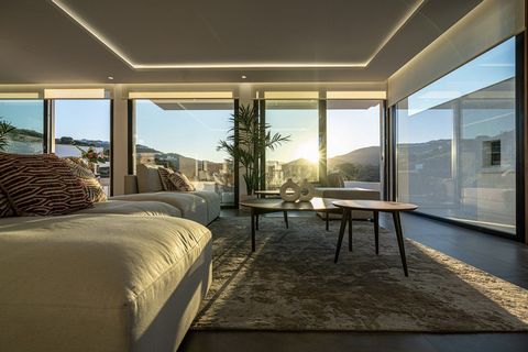 ** Fertig im Dezember 2023** 15 moderne Villen, die nach den höchsten Standards im La Cala Golf Resort gebaut wurden. Ein Golf-Mekka im Herzen der Costa del Sol. Die Villen wurden mit Blick auf Licht und Platz entworfen, mit Bereichen mit doppelter H...