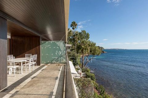 Situation exceptionnelle pour cet appartement au premier étage de résidence de standing ADRIANA, seule résidence pied dans l'eau à Cannes, offrant sécurité, calme et authenticité juste en face des plages : un cadre exceptionnel pour ceux qui cherchen...