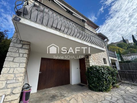 Villa composée de 3 appartements, 1 garage et 4 places de parking idéale pour de la location !