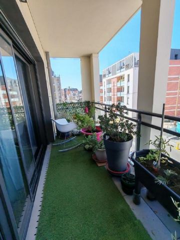 Dinard Appartement 2 pièces idéalement situé à proximité du marché et des plages, dans résidence récente de 2021. Ce bien dispose d'une entrée avec placard, d'un wc indépendant, d'une salle de douche, chambre avec placard, cuisine équipée et aménagée...