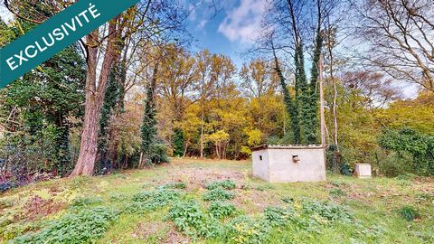 Maison mitoyenne avec jardin non attenant.