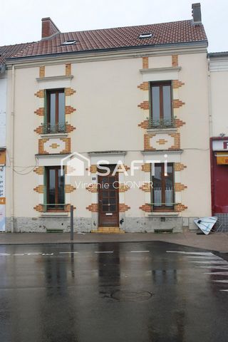 Maison de ville avec cour et dépendances à rénover