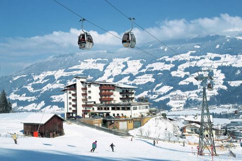 This modern apartment is located just a stone's throw away from Kaltenbach's ski gondolas, has 3 bedrooms and can accommodate up to 6 people. Ideal for skiing enthusiasts, this place is perfectly located near the Hochzilltertal lift and slope. There'...