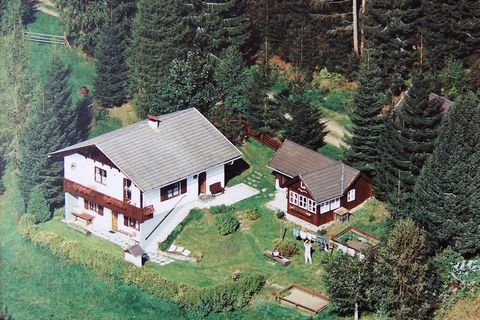 Tussen Himmelberg en Arriach in Karinthië ligt dit charmante vrijstaande vakantiehuis voor maximaal 5 personen, midden in de natuur en dichtbij skigebied Gerlitzen Alpe. Het huis biedt een tuin en een terras met uitzicht op het prachtige berglandscha...