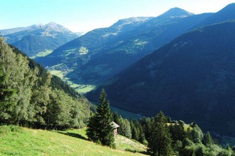 Ce magnifique chalet en bois authentique pour un maximum de 5 personnes est situé à Mörtschach en Carinthie, au-dessus du Mölltall, à 1300 mètres d'altitude et offre une vue fantastique ! Le chalet est situé au calme en lisière de forêt et dispose d'...