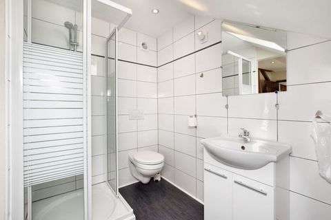 Questa bellissima casa famiglia in Belgio è dotata di saune, giardino e bagni privati. Ci sono 10 camere da letto che possono ospitare insieme fino a 20 ospiti. Questa opzione è ideale per gruppi numerosi di amanti della natura. Iniziate la giornata ...