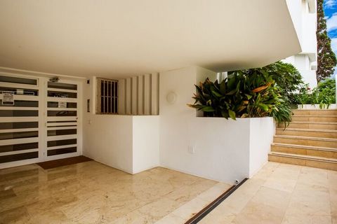 Este bonito apartamento en San Roque (Cádiz) tiene 2 dormitorios para alojar a 7 personas cómodamente. Ideal para un grupo de amigos o familiares que viajan juntos, el apartamento cuenta con balcón o terraza donde disfruta de té de mañana o café. La ...