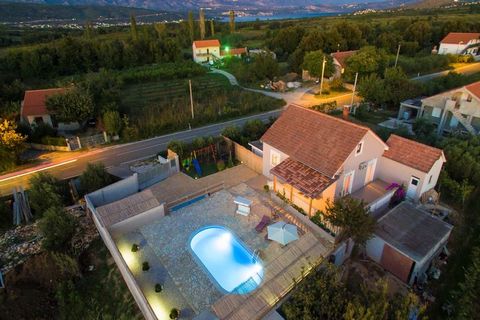 With its beautiful private swimming pool, Boca holiday home enjoys a peaceful rural location in the village of Islam Latinski. A perfect place to enjoy a relaxing holiday. It is only 15 km away from the old town of Zadar and 3 km from the nearest bea...