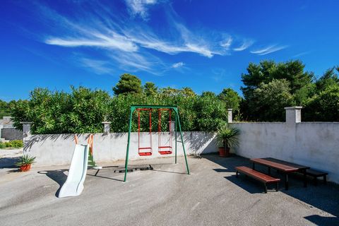 In the peaceful location of Pakotane, you will find this cosy 2-bedroom apartment to accommodate 5 people. Perfect for friends and family, this holiday home also has a shared terrace, a shared garden, and a shared barbecue to enjoy. The countryside ...