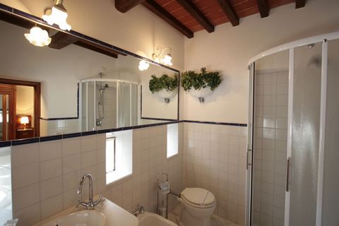 Esta serena casa de vacaciones de 2 dormitorios está en Cortona. Es ideal para una familia o amigos, puede acomodar a 3 personas con facilidad. Ofrece una piscina compartida y una terraza privada para que se relaje y disfrute del máximo. Pruebe las d...