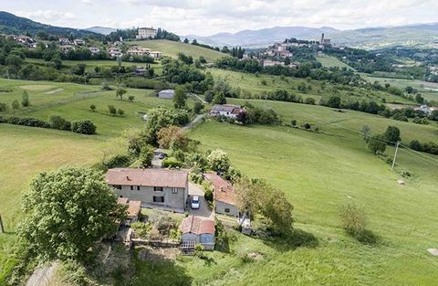 Introduction Single house on two levels in a panoramic position, immersed in the green hills of Poppi, with a beautiful view of the Castle that rises on the horizon. The property extends for 4 hectares and includes some external buildings. Type: Resi...