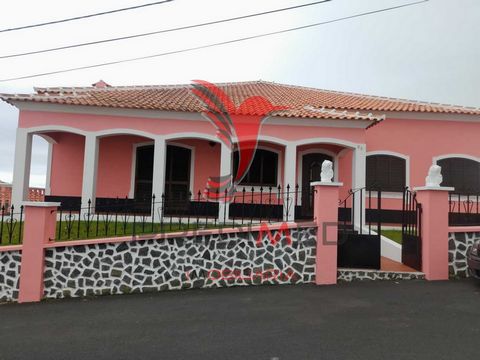 Haus der Typologie T4, in der Gemeinde São Mateus da Calheta, Gemeinde Angra do Heroísmo. Diese Villa zeichnet sich durch ihre hervorragende Bauweise, Innenbereiche, Terrassen und Balkone und ein großes Ackerland mit unabhängigem Zugang zur Hauptstra...