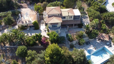 New on the market we have this incredible 400sqm domain located on an impressive plot of 4000sqm. Gorgeous sea views overlooking the island of Marathonisi, Keri mountains and the natural marine park. The villa has been built against the rocks and has...