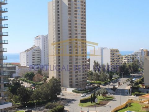 Garages Praia da Rocha insérés dans un immeuble avec piscine, box garages, débarras et parking , à proximité des supermarchés, bars restaurants, à 1 km de la ville et d'un centre commercial, mérite une visite, nous vous attendons Performance Énergéti...