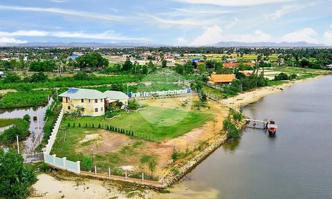 Ten dwór położony jest w mieście Kampot, zaledwie 1,7 km od nowo wybudowanego mostu łączącego Troeuy Koh i Andong Khmer, co ułatwia i przyspiesza podróż do ronda Duriana. Wznosi się około stu metrów pierzei rzeki, zwróconej na zachód od rzeki Kampot ...