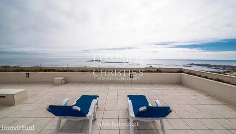 Fabulous penthouse in first line of sea, with panoramic views of the ocean and the beach. This Duplex apartment, with great areas, enjoys a terrace with more than 200 m2 on the seafront, equipped with a rustic kitchen with barbecue. Property, for sal...