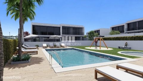 Sale of luxury 3 bedroom villa, under construction. House with high quality finishes, where you will have the possibility to follow the construction. Property with kitchen equipped with Bosch/ Siemens appliances and closed garage for two cars. In thi...