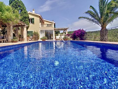 Lucas Fox presents this 348 m² villa built on a 859 m² plot with a swimming pool, several terraces and balconies with spectacular views of the hills and the bay of the port of Maó. This beautiful villa enjoys great privacy and is located on a hill wi...