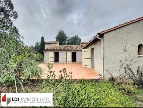 Located a few minutes from Perpignan, discover this charming single-storey house. With an area of 110m2, located at the end of a cul-de-sac and on a generous plot of nearly 900 m2. Let yourself be seduced by its large living room with a very high cei...