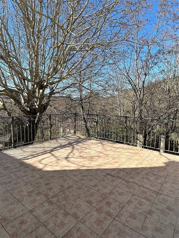 Stone house, hourd floor, large living room opening onto a terrace of 35m2 Sleeping area upstairs, space of 30m2 to be converted on the ground floor In this solid atypical house of 50m2 habitable, a contribution of mordernity will make it pleasant to...