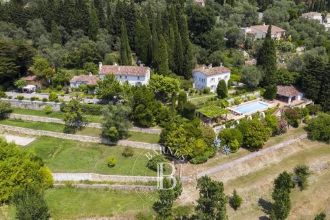 Propriété au calme absolu, bénéficiant d'une superbe vue sur les collines, et d'un magnifique parc paysagé de 22 337 m2 avec une belle allée menant à la propriété qui se compose d'une bastide de 279 m2, une maison d'amis d'environ 100 m2 et une maiso...