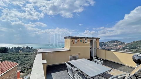DESCRIPTION Very special townhouse with terrace with enchanting sea view on the Gulf of Poets located in the lower part of the village of Solaro, on the very first hill above Lerici and San Terenzo, reachable on foot in a few minutes. It is a typical...