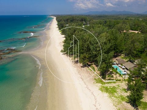 EINE NATAI 10 MINUTEN NÖRDLICH VON PHUKET PRESTIGETRÄCHTIGE VILLA AM MEER VON 530 M2 H AUF 3281 M2 FLACHEM LAND UND LANDSCHAFT. Es besteht aus 5 Master-Suiten, einer Küche, die zum großen Wohnzimmer hin offen ist, einem Wohnzimmer, einem Büro, einem ...