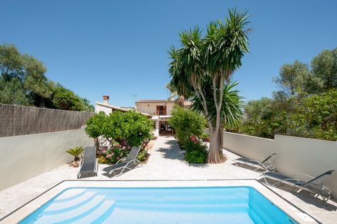 Située en périphérie d'Ariany, un village paisible du centre de Majorque, cette maison de ville avec piscine privée propose un hébergement pour 6 personnes. Profitez d'une baignade dans la piscine privée d'eau salée de 6,5 mx 3,5 m avec une profondeu...