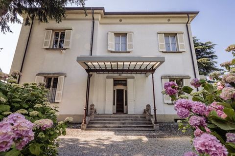 Villa with park for sale in Longone al Segrino (CO). Built at the end of the 19th century, the Villa is spread over three floors above ground plus the cellar floor for a total of about 750 m2. The representative main floor consists of a large frescoe...