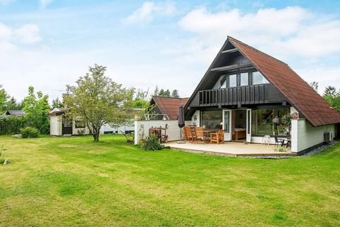 In una zona attraente a Marielyst, questo cottage con sauna dista solo ca. 300-400 metri dal centro e dai negozi e ca. A 500 metri dalla migliore spiaggia balneare. Il cottage contiene i.a. pompa di calore aria/aria e lavatrice, free, internet wirele...