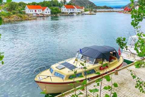 Unweit des Küstenortes Korshamn liegt die Ortschaft Ramsfjord. Hier steht auf einer Anhöhe, mit herrlichem See- und Fjordblick, dieses Haus. Auf der sonnigen Terrasse können Sie den Fang des Tages am Abend grillen. Deutsche TV-Sender zur Auswahl. Das...