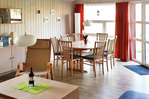 Esta lujosa casa de vacaciones danesa se encuentra en la segunda fila cerca de un lago en el parque acuático y paisajístico de Ottendorf, en la parte más al norte de Baja Sajonia. En la sala de estar, que está en conexión abierta con la cocina, en lo...
