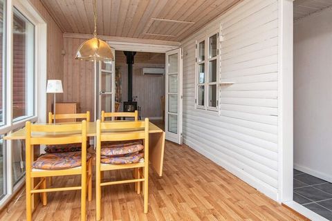 Ferienhaus nur etwa 5 Minuten Fußweg von einem guten Badestrand bei Grenå. Im Haus großer Küchen-/Wohnbereich für das Familienleben. Nebenan weiteres Zimmer, das auch als Esszimmer genutzt werdeen kann. Zudem Badezimmer und zwei Schlafzimmer mit eine...