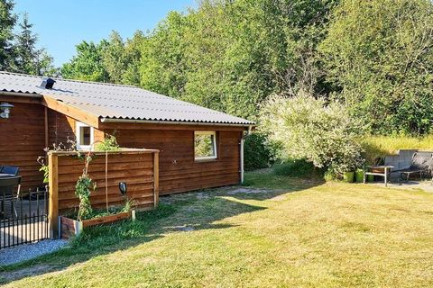 In ruhiger, naturnaher Umgebung gelegen finden Sie dieses geräumige Ferienhaus, das etwa 1,5 km von Hou entfernt steht, wo es einen Yachthafen, Einkaufsmöglichkeiten, eine Eisdiele und Restaurants gibt. Das Ferienhaus wurde laufend instand gehalten u...