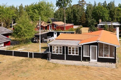 Ferienhaus auf einem teilweise geschlossenen Naturgrundstück nahe der Lagune. Helles Wohnzimmer mit Holzofen und Wärmepumpe. Küche mit vielen Schränken. Erhöht platzierter Einbaubackofen. Fernseher mit der Möglichkeit, eigene Sender über Chromecast z...