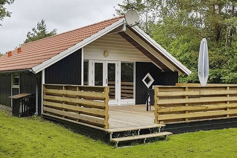 Holiday cottage with whirlpool and sauna situated on a wooded and secluded natural plot. The house is well-appointed with modern furniture and bright colours. After a stay in the sauna or the 2-person whirlpool you can enjoy yourselves in front of th...