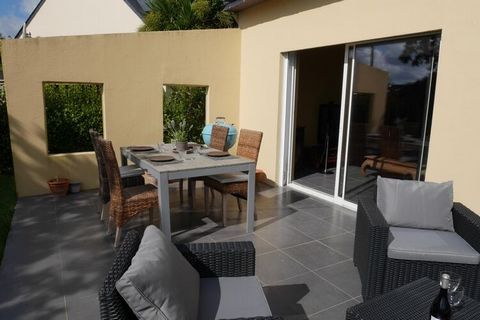 Well-equipped holiday home with a comfortable terrace area in a quiet location on the Ria des Quillimadec. Some can relax wonderfully on the comfortable lounge garden furniture while others prepare the evening barbecue. Inside, your holiday home offe...