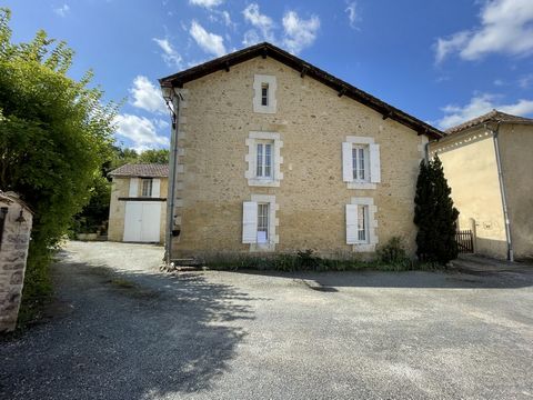 A pretty 18th century stone character house, with all modern comforts, in a village at the gates of Perigueux, will seduce you with its services and its magnificent fully enclosed garden with trees. Four beautiful bedrooms, a large dressing room, a b...
