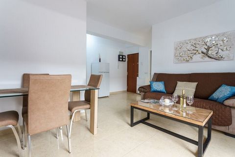 Great apartment just 150m from the beach in the heart of Fuengirola. Distributed in three bedrooms, bathroom, living room, kitchen and a small terrace. Perfectly equipped to spend a pleasant holiday with family or friends.Fuengirola, due to its touri...