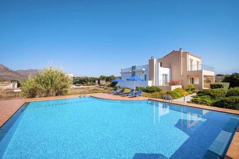 Well-maintained holiday home with two apartments in an ideal location, just 50 meters from the sea and a few minutes' walk from the beautiful sandy beaches of the Akrotiri Peninsula. Relax by the spacious saltwater pool (with a shallow area for child...