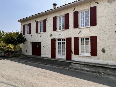 This very large townhouse, located in the village of Luxé, less than 10 minutes from Mansle. On the ground floor, it consists of an entrance hall, a kitchen, and a living/dining room with a veranda that has direct access to the garden. The entrance h...
